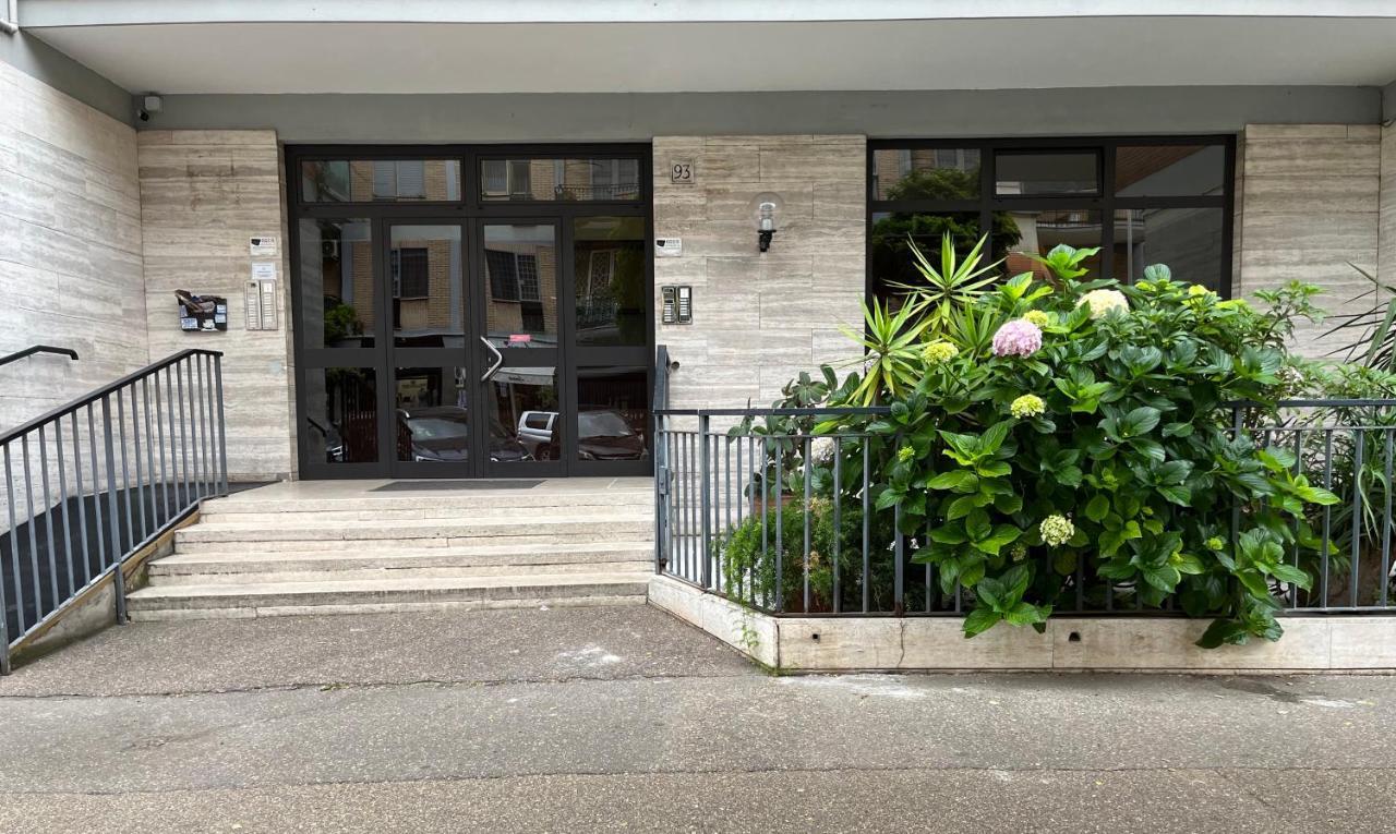 Апартаменты Attico Con Terrazza In Via Dei Traghetti Лидо-ди-Остия Экстерьер фото